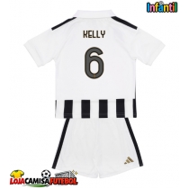 Camisa de Futebol Juventus Lloyd Kelly #6 Equipamento Principal Infantil 2026-27 Manga Curta (+ Calças curtas)
